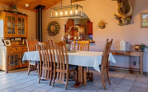 Dining - Aspen View Retreat- ideally located between Cody and Yellowstone (Wapiti)