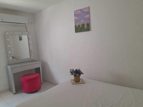Room +Wifi +Air conditioning. cozy, close to supermarket, Oxxo.