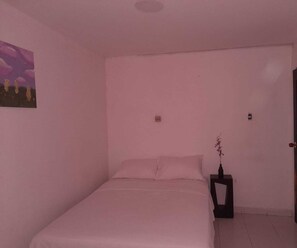 1 habitación, tabla de planchar con plancha, wifi gratis y ropa de cama 