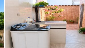 Cozinha compacta com máquina de lavar embutida, uma pia pequena e bancada.