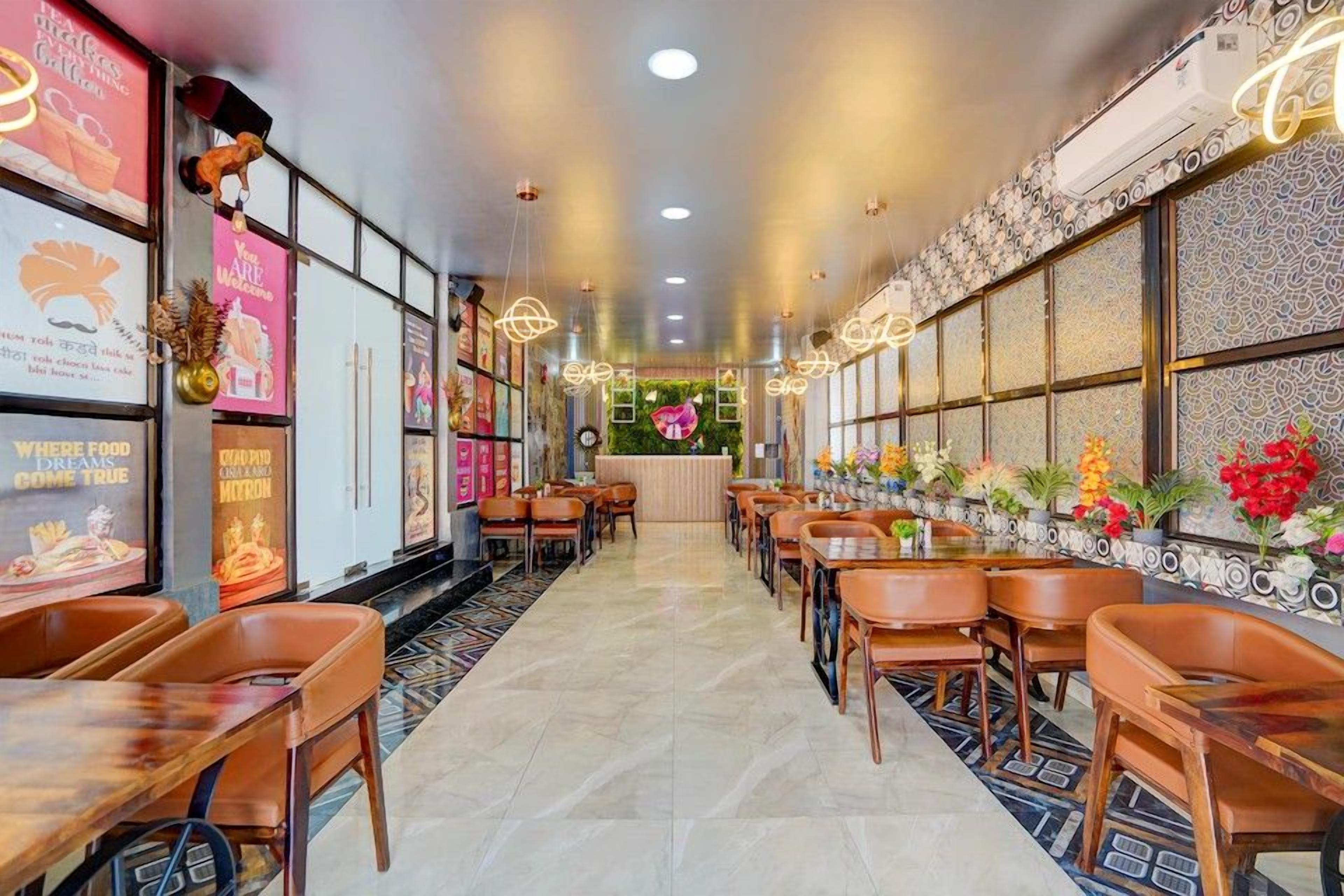 Un restaurante con una barra alargada, varias zonas de estar y elementos decorativos en las paredes.