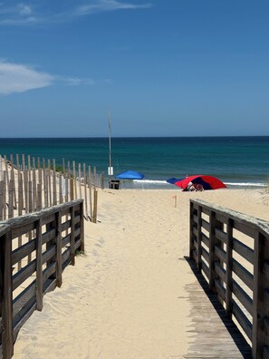 Beach - Catch a Vibe! Oceanside home 4 lots from beach. Updated with timeless OBX charm! (Nags Head)
