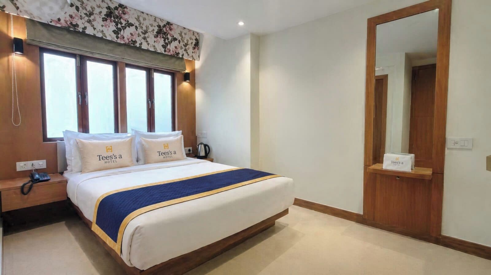Kamar Standar | Meja kerja dan seprai linen