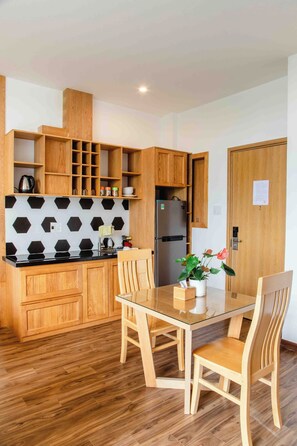 Chambre Double Luxe, balcon, vue ville | Restauration