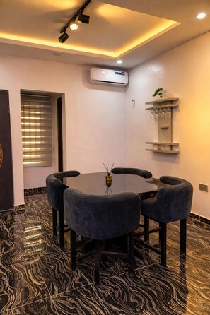 Dining - Luxury Serviced Apartments Ikorodu. 24/7 Power Supply, Fast WiFi, Fitted Kitchen (Ikorodu)