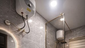 Ein modernes Badezimmer mit Toilette, Waschbecken und Dusche.
