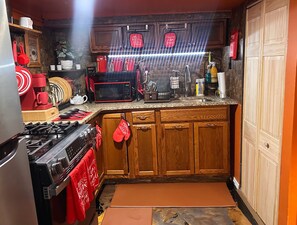 Private kitchen - DeLoach Family Heavenly Safe Stay (Newark)