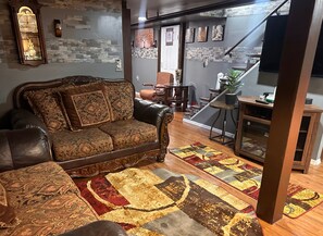 Living area - DeLoach Family Heavenly Safe Stay (Newark)