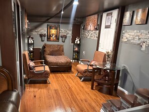 Interior - DeLoach Family Heavenly Safe Stay (Newark)