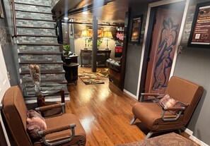 Lobby - DeLoach Family Heavenly Safe Stay (Newark)