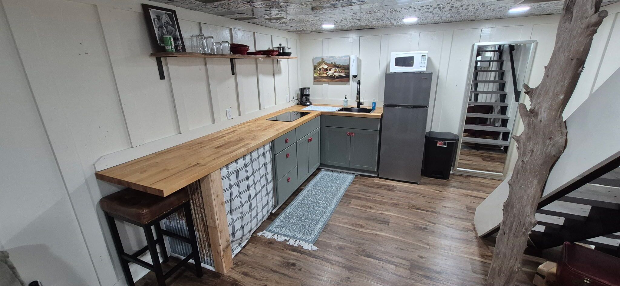 Kühlschrank, Mikrowelle, Herdplatte, Wasserkocher mit Kaffee-/Teezubehör