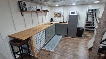 Kühlschrank, Mikrowelle, Herdplatte, Wasserkocher mit Kaffee-/Teezubehör