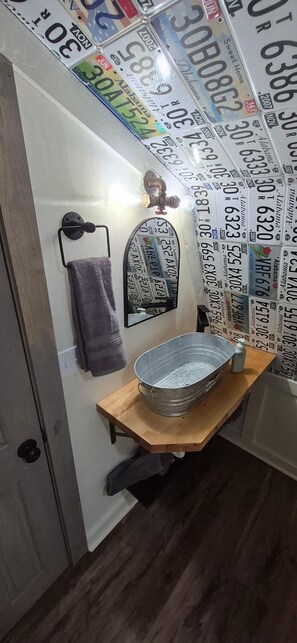 Shower, hair dryer, towels, soap - The Barn in Valley (Valley)