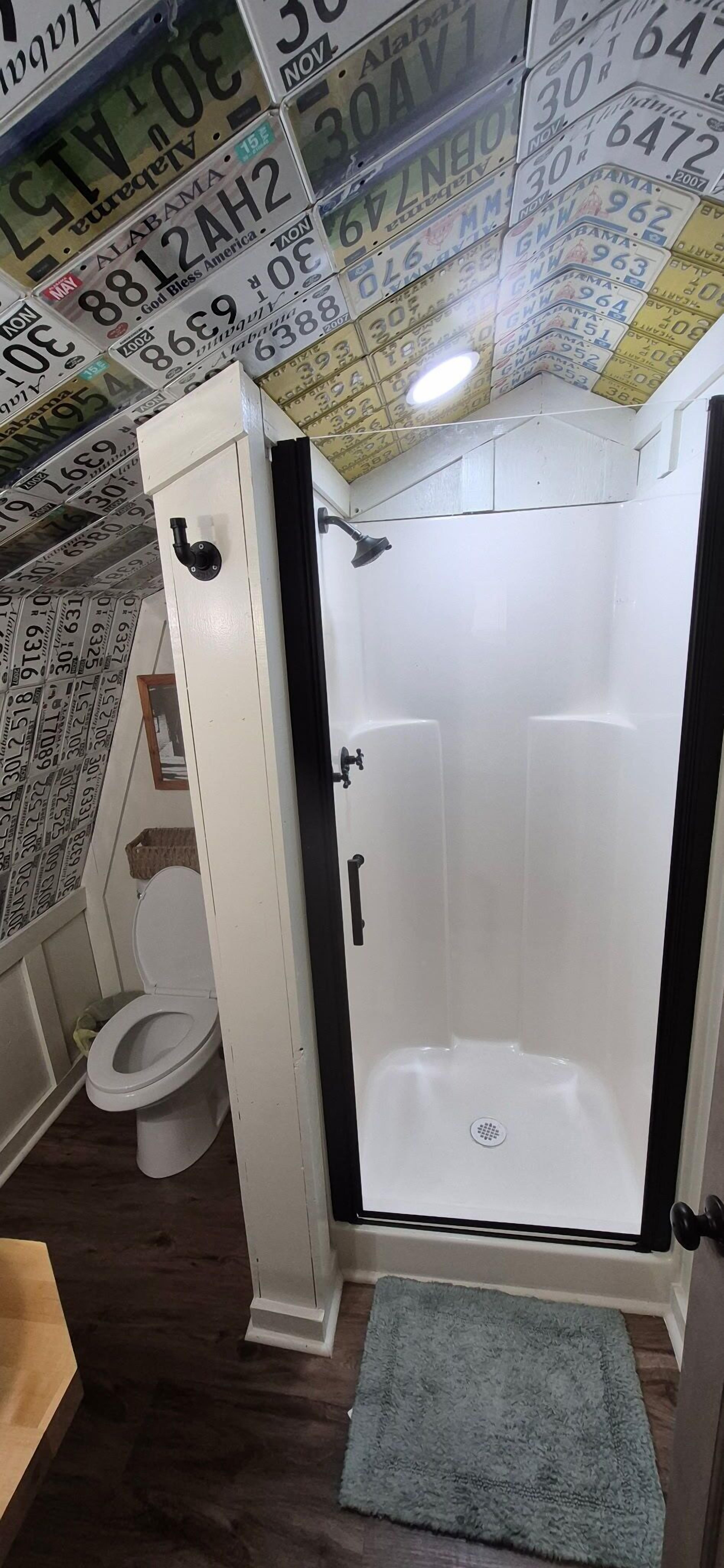 Douche, sèche-cheveux, serviettes fournies, savon