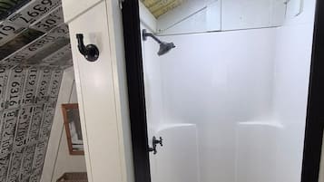 Douche, sèche-cheveux, serviettes fournies, savon
