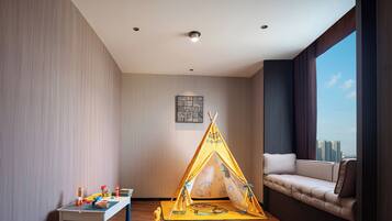 Family Suite, City View | Children's area