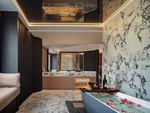 Suite de lujo, vista a la ciudad | Baño | Amenidades de baño gratuitas, secadora de cabello, pantuflas, toallas