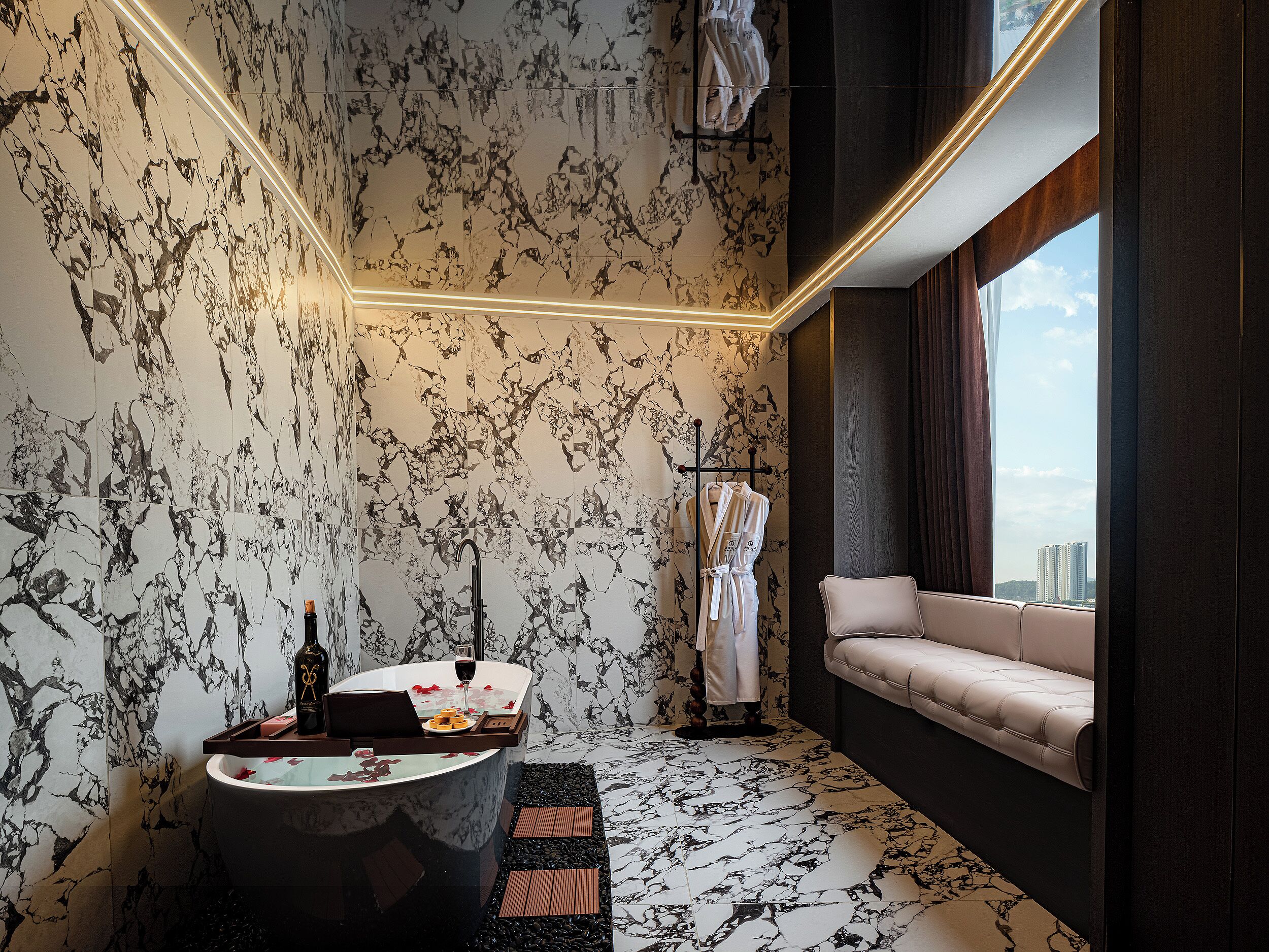 Luxury Suite, City View | Interior