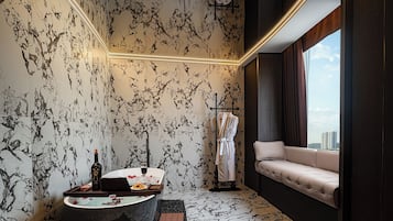 Luxury Suite, City View | Interior