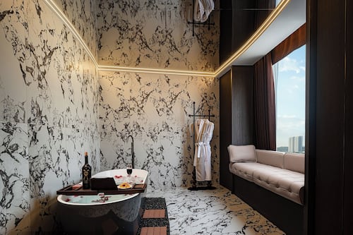 Suite luxueuse, vue sur la ville | Salle de bain | Articles de toilette (gratuits), séchoir à cheveux, pantoufles