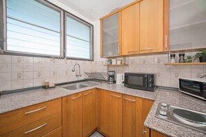 Kühlschrank, Mikrowelle, Herdplatte, Wasserkocher mit Kaffee-/Teezubehör