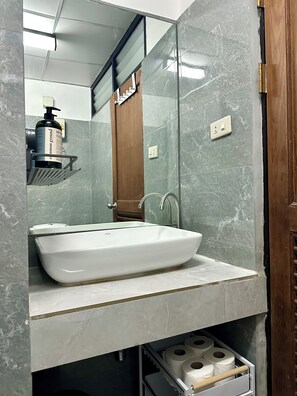 Bathroom - Spacious Asoke Condo + Office, 50m to BTS Asoke & MRT Sukhumvit (Krung Thep Maha Nakhon)