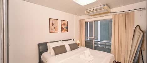 1 bedroom, desk, iron/ironing board, WiFi