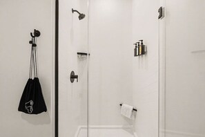 Shower, hair dryer, towels, shampoo - Muse - Pool & Gym - Walk to Broadway (Nashville)