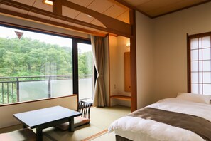 Escritorio, wifi gratis y ropa de cama 