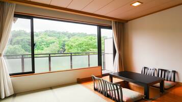 Family Twin Room | Desk, free WiFi, bed sheets