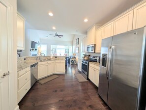 Private kitchen - 4 Bedroom creek view home with access to great amenities - Dog Friendly! (Ocean View)