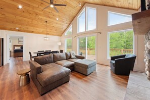 Smart TV y chimenea 