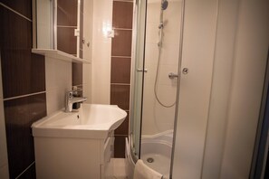 Shower, towels - Lovely Studio Apartment 5 Vrsar, Vrsar, Croatia (Vrsar)