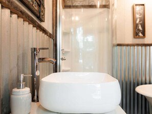 Shower, towels - Starlight Yurt- A Romantic Stay w/ Hot Tub Views (Fancy Gap)