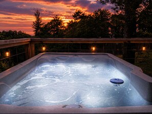 Outdoor spa tub - Starlight Yurt- A Romantic Stay w/ Hot Tub Views (Fancy Gap)