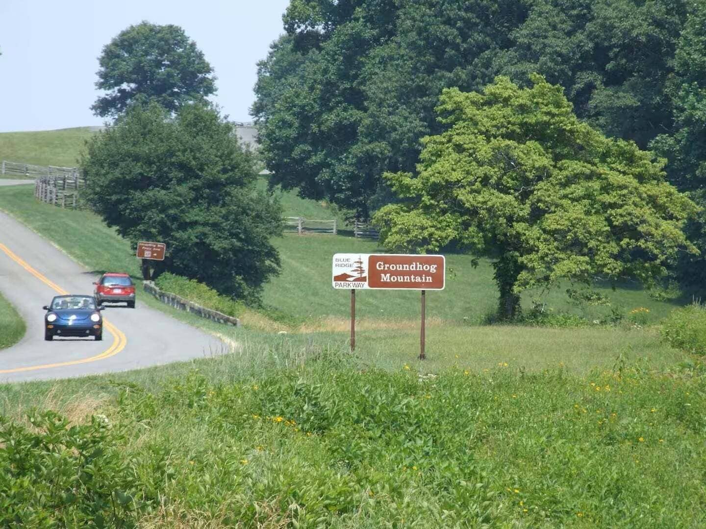 Ein Wegweiser, der die Richtung zu Blue Ridge Parkway und Groundhog Mountain anzeigt.