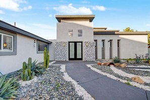 Exterior - Executive Enterprise Retreat | Newly Renovated Desert Oasis (Las Vegas)