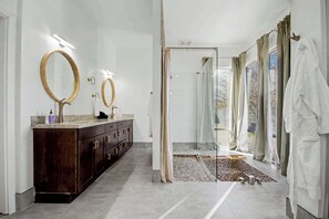 Shower, hair dryer, towels, shampoo - Executive Enterprise Retreat | Newly Renovated Desert Oasis (Las Vegas)