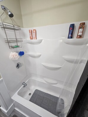 Secador de cabelo, toalhas de banho, sabonete, shampoo
