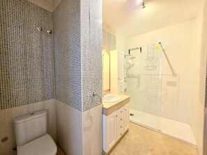 A bathroom with a toilet, sink, and glass-enclosed shower. - SR Torrequebrada 1 BDR with sea view (Benalmadena Costa)