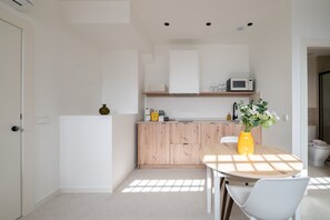 Fridge, microwave, dishwasher, coffee/tea maker - GuestReady - Super cozy studio in Madrid (Madrid)