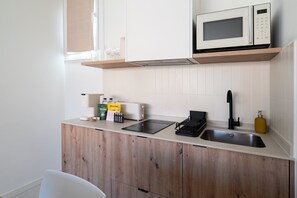 Kaffetrakter/tekoker, kjøleskap og mikrobølgeovn
