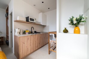 Kühlschrank, Mikrowelle, Wasserkocher mit Kaffee-/Teezubehör