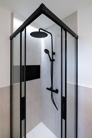 Dusche, Haartrockner, Handtücher