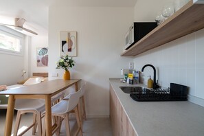 Fridge, microwave, coffee/tea maker - GuestReady - Estudio super acogedor en Madrid (Madrid)