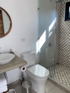 Shower, towels, soap, shampoo - Casa Antonia - all units (Manzanillo)