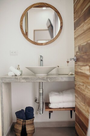 Douche, serviettes fournies, savon, shampoing