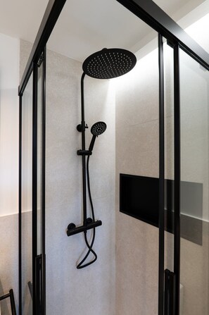 Douche, sèche-cheveux, serviettes fournies