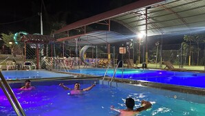 A swimming pool with a covered area and a fenced deck. - La Jungla del Rey (Shipasbamba)