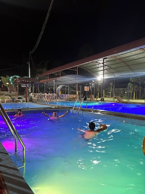 3 piscines extérieures